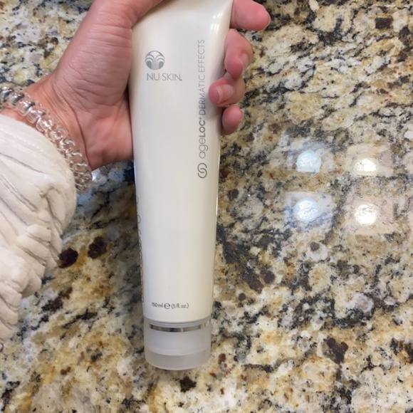 ageLOC® Dermatic Effects™ Body Contouring Lotion/Hibiscus Firming Cream - Picture 1 of 10